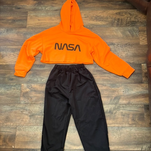Orange NASA set - Picture 1 of 3